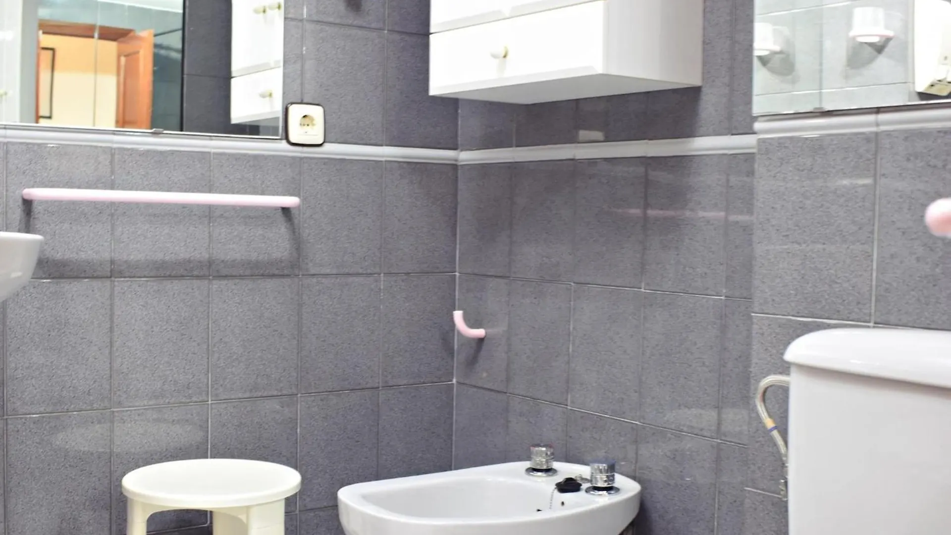Amplio y luminoso apartamento cerca del centro y la playa con piscina y parking privado Málaga España