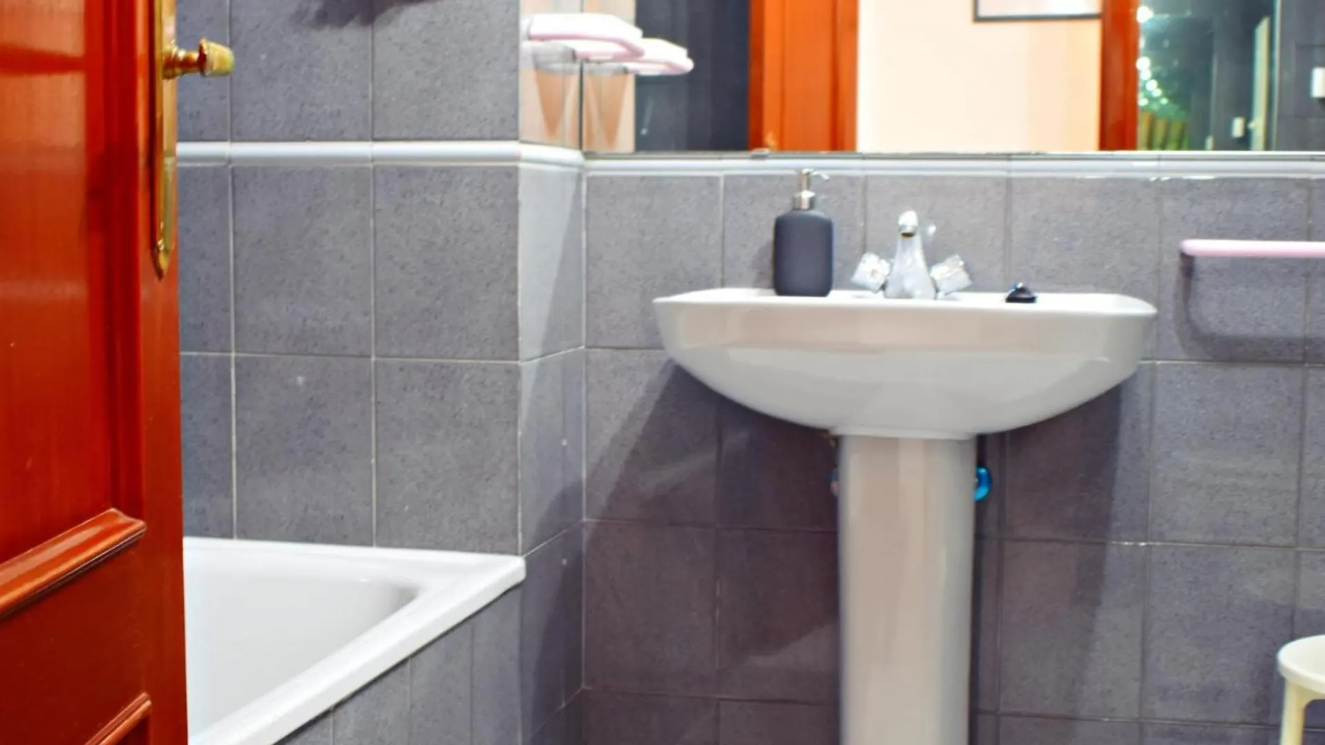 Amplio y luminoso apartamento cerca del centro y la playa con piscina y parking privado Málaga 0*,