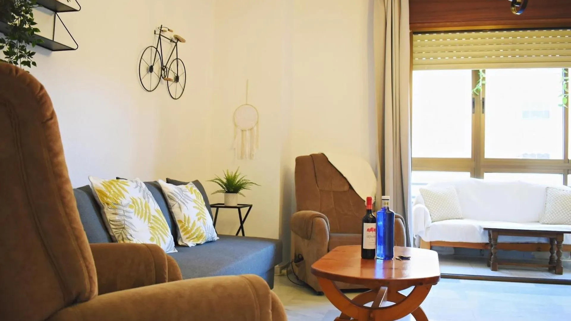 Amplio y luminoso apartamento cerca del centro y la playa con piscina y parking privado Málaga